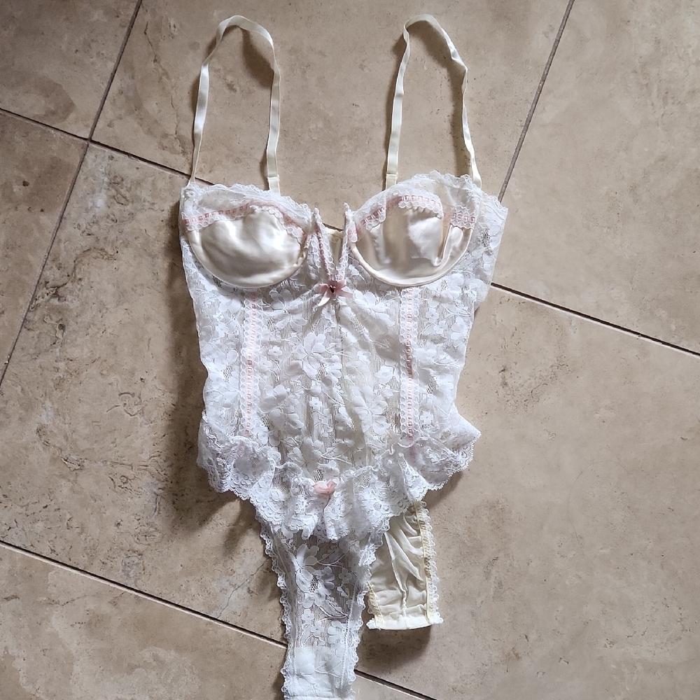 Elegant Lace Bodysuit - Cream